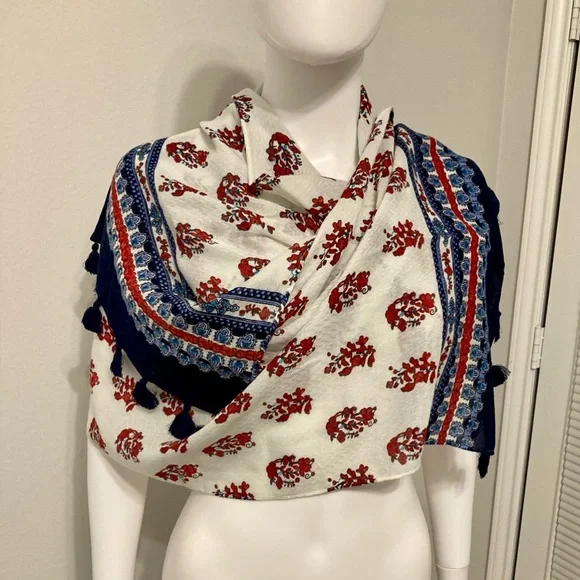 New Talbots An elegant women's scarf with tassels. In a gift box. - Picture 5 of 8